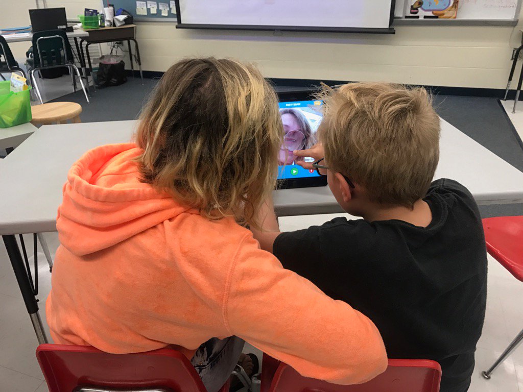 mcarden118's tweet photo. #VCS Summer Reading Camp. Teaching Mom a new app. Good Summer Vibes! https://t.co/YHxrdn9xrO