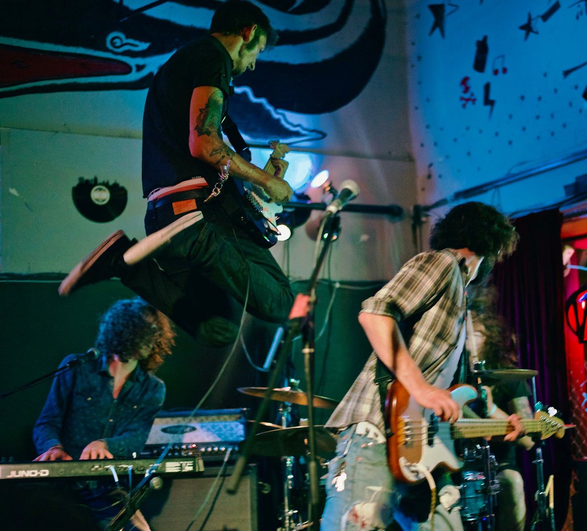 LansingBrews's tweet photo. Check out @DevilsCutBand tonight at 8pm! #LansingBrews #LiveMusic https://t.co/Hllwlayjhk https://t.co/fXhLrtmD25