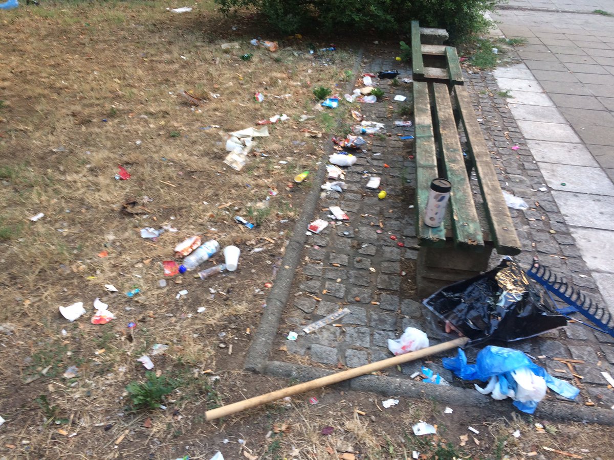 Cukpadina's tweet photo. @prijavi_problem Ovako je juce bilo. Sami smo ocistili cak i narkomanske igle. Zahvalite Zelenilu sto radimo njihov posao. Stanari. SRAMOTA https://t.co/TOS7oNqZ7C