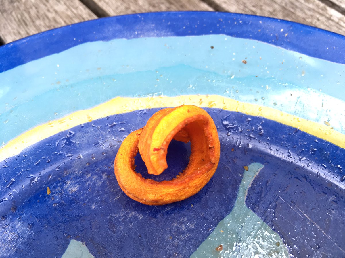 LaTableAngevine's tweet photo. Chips de carotte #opgklm 
La table est en train de manger pour avoir le ventre plein aux @les_escales https://t.co/0QV955AMl1