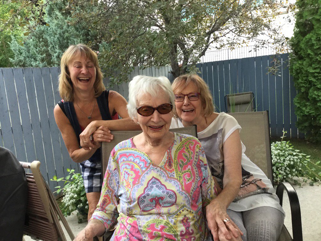 jackieraecfcw's tweet photo. 2 sisters & Mom. #Mercer Reunion today #Mannville Mom is the last surviving Of the 5 siblings #finallysmiling! https://t.co/yLxxDrpNkX
