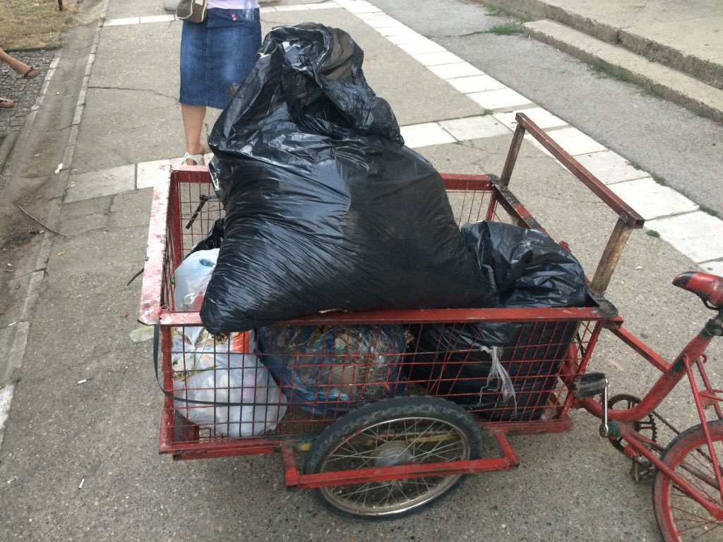 Cukpadina's tweet photo. @prijavi_problem Sve ovo iz samo dve kockice jednog parkica https://t.co/NvuJQURE8I