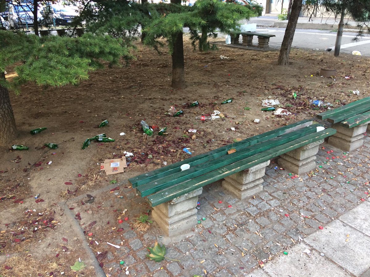 Cukpadina's tweet photo. @prijavi_problem Diskont pica odmah pored koji niko ne sankcionise zbog ovoga. https://t.co/HSzU6EcGiB
