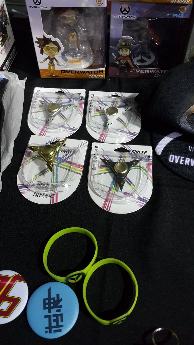 YourMindAches's tweet photo. What kind of Genji-ass fidget spinners are these? #Overwatch #AEX2017 https://t.co/UQaJlXGXHE