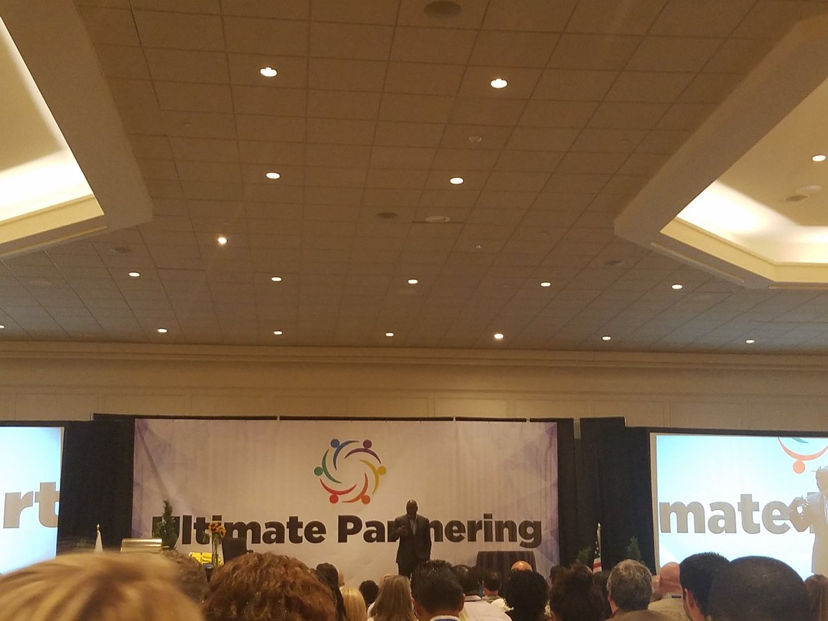 GabriellaC913's tweet image. Emmitt Smith is talking at UP9.  #rementor #instantnetworking