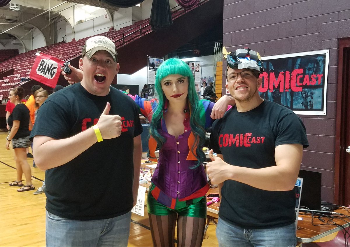 ComicCastPod's tweet photo. Hanging out with @glittergeekali at #RobCon! Check her out on YouTube!
#RobCon2017 #RobConBristol #ComicCast https://t.co/rCWU8Q1G7g