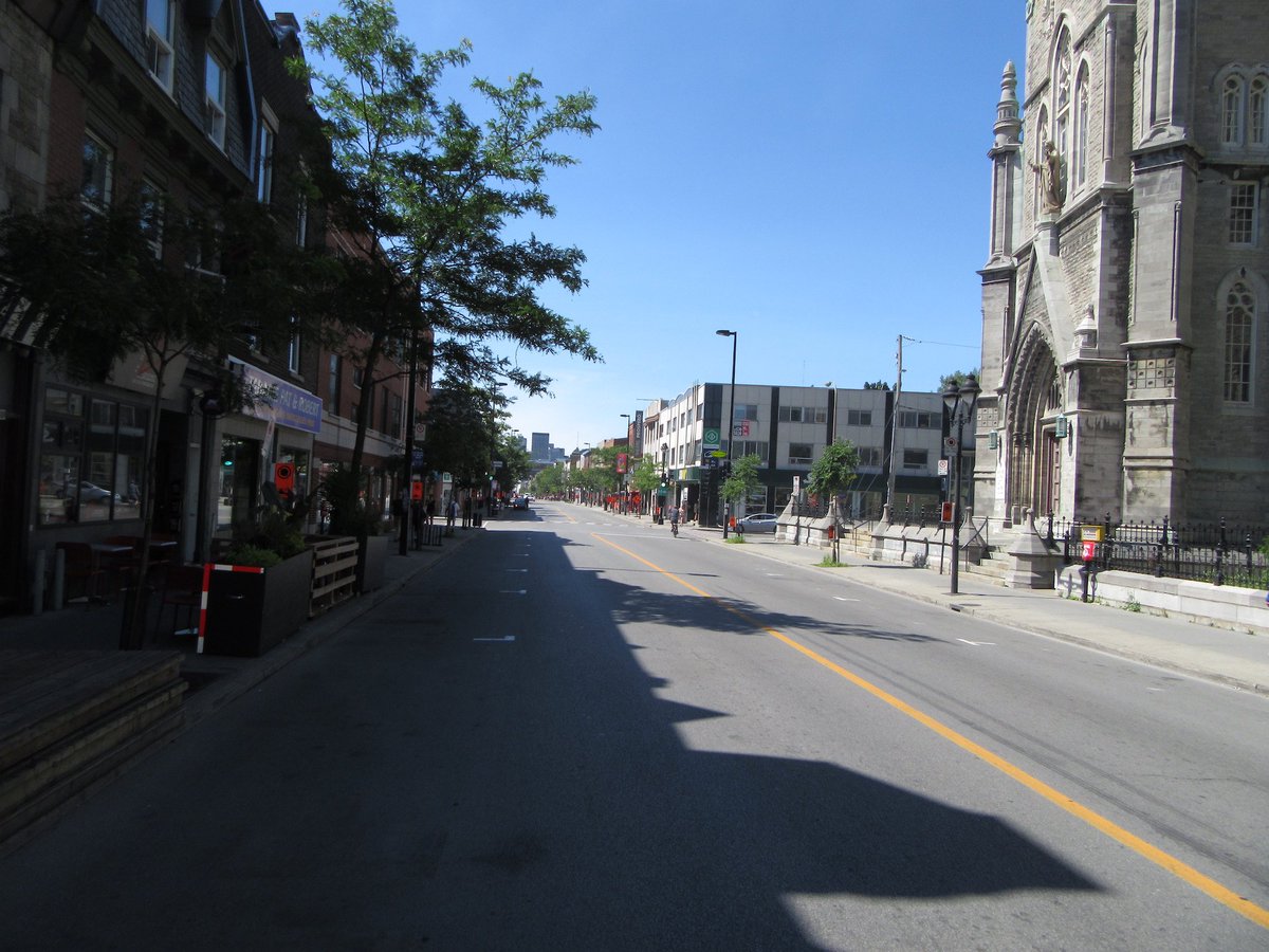 StationHost's tweet photo. @RadioCanadaInfo Pendant ce temps, des milliers de touristes fantômes affluent dans le quartier pour dépenser dans les commerces locaux. Rue Ontario, 11h am. https://t.co/LW2eN34JL3