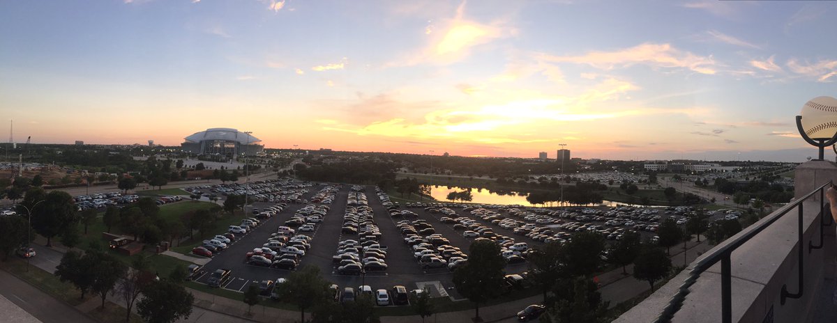 hsmcc1's tweet photo. Beautiful sunset from Globe Life Park! 🌅 #TexasRangers #fridaynight https://t.co/iahEFY6Zmc