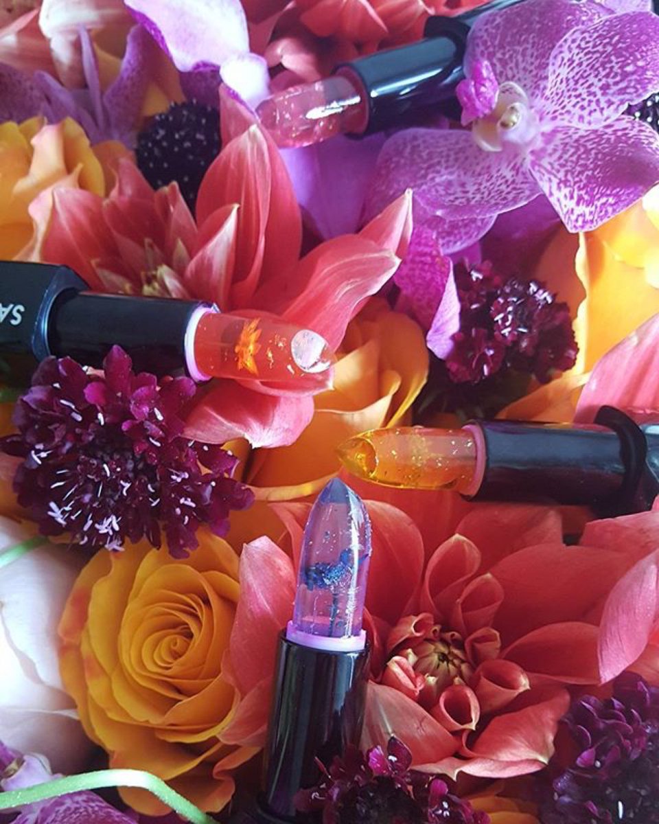 Happy #nationallipstickday 
A little flower goes a long way!💄🌷

Thank you to <a href="/fournierpr/">Fournier PR</a> for the lovely 📸