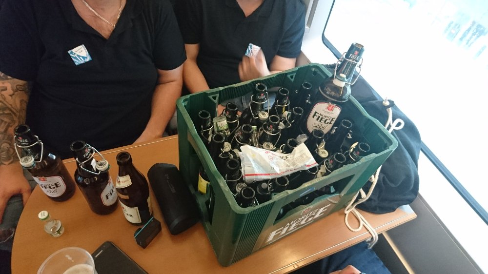 McKBochum's tweet photo. »Ist das eigentlich euer Ernst?« - »Äh, jaa?! 🙄« #ICE124 https://t.co/qU16klwv7A