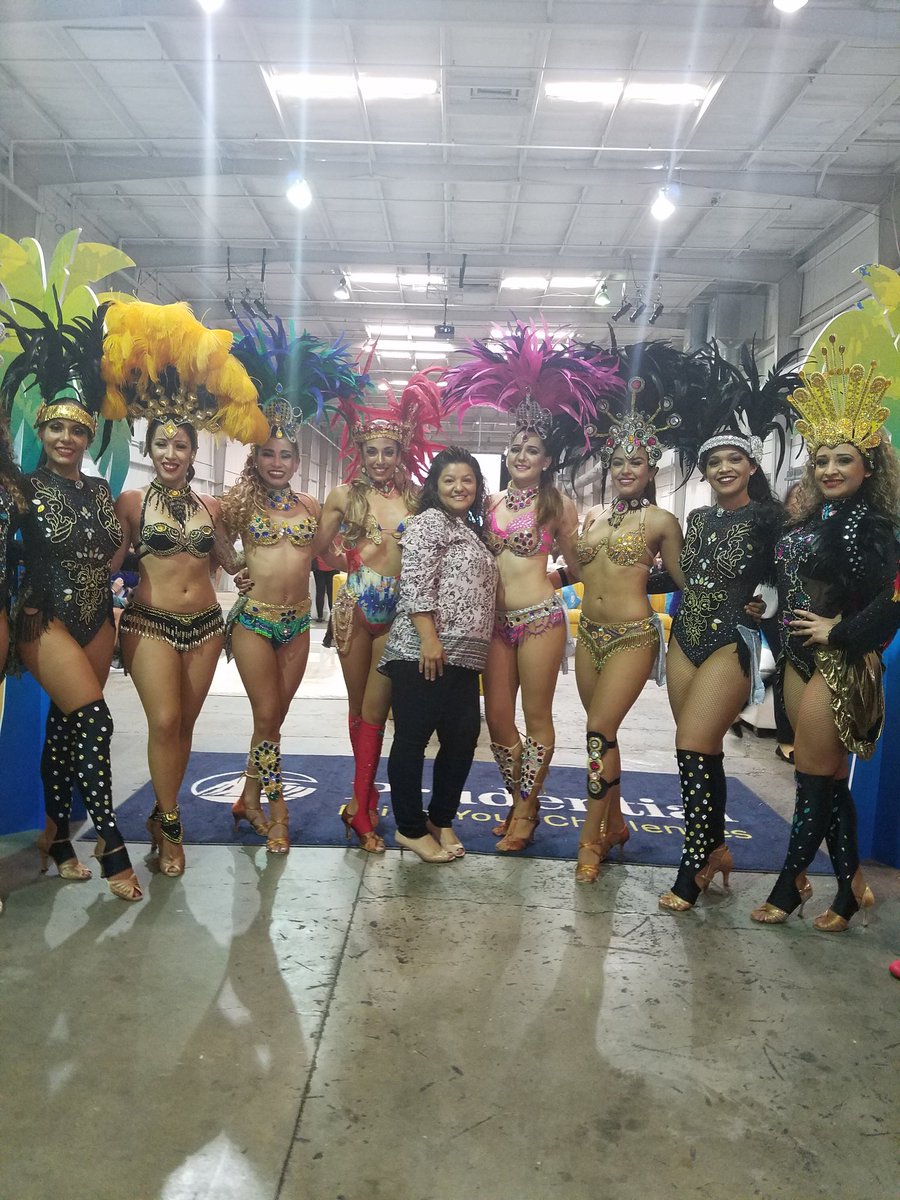 independentmami's tweet photo. Thanks @united for the wonderful performance! and Happy Anniversary! @Hispanicize #hispztx #hispanicize2017 #HLBLove #HLBNetwork #HLBHispzTX https://t.co/4QUbdjFRBT