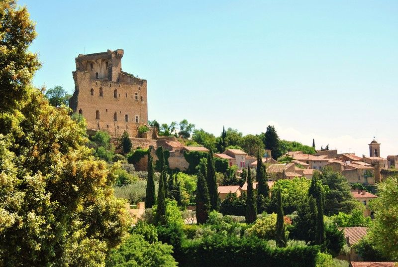 PandemosAgora's tweet photo. Tout au sud des Côtes-du-Rhône, les #vignes du #ChateauNeufDuPape ont forgé sa célébrité autour de son #VinRouge https://t.co/JDDCsWotyN