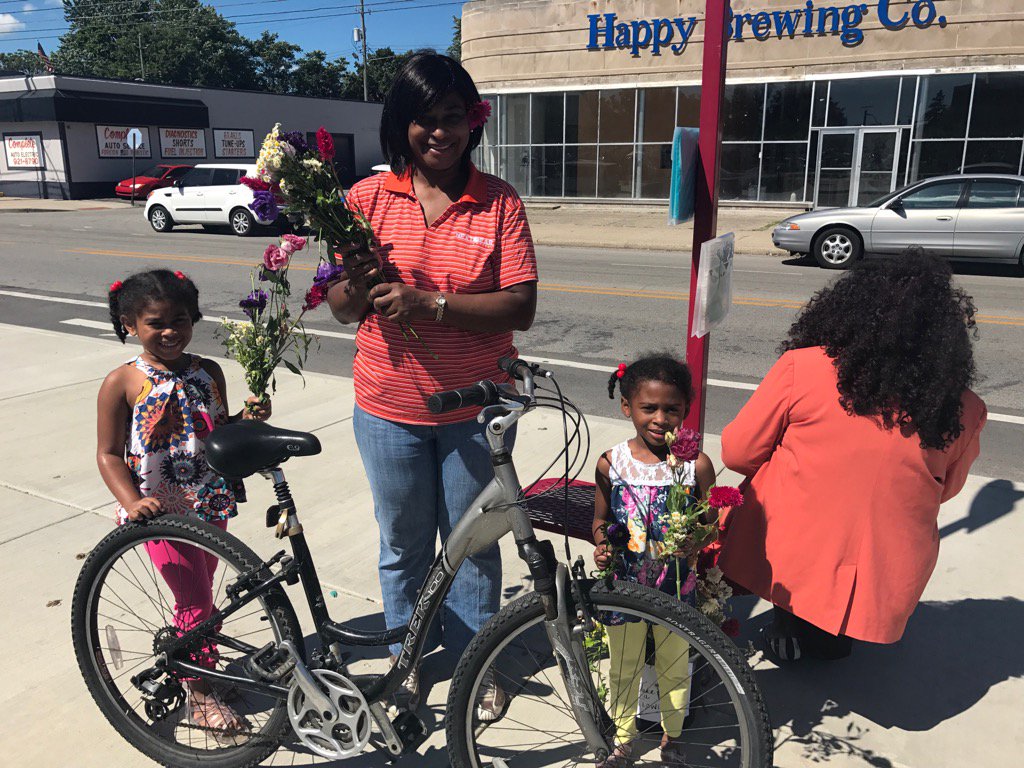 joannataft's tweet photo. The flowers are a big hit! #maplecrossing @TarkingtonPark @IndyParksandRec https://t.co/2T01BASkXf