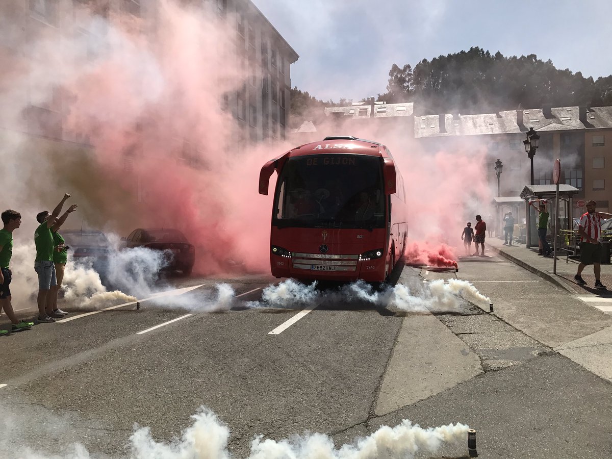 La expedición sportinguista ha llegado a #VegadeoRojiblanco desatando a la afición congregada en el pabellón del recinto ferial.