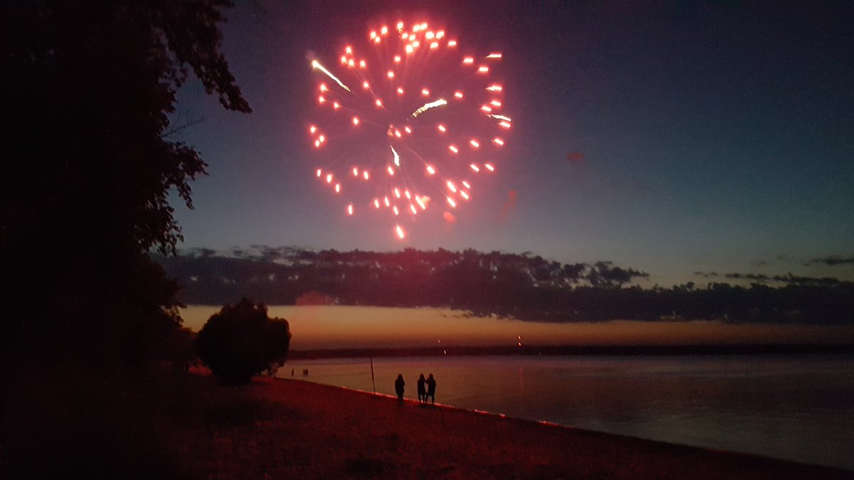 pear10's tweet photo. Cool fireworks on Albert Beach last night...wish we could have stayed longer, but LemonLime was not impressed. 
#AlbertBeach 
@DarcysARC https://t.co/OwJaWHov9B
