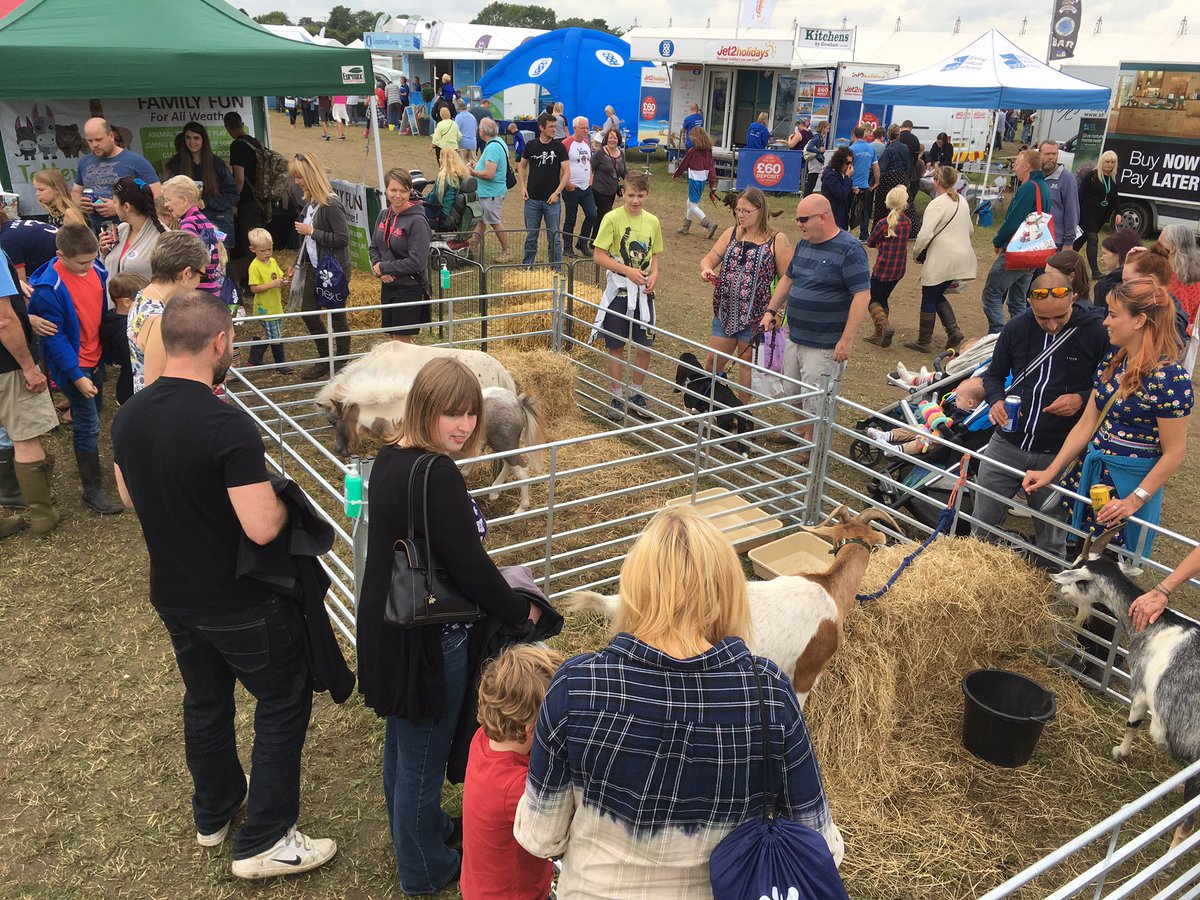tractor_tim's tweet photo. Busy busy busy #heckingtonshow #tattershallfarmpark #certificateofexcellence #farmersworkisneverdone https://t.co/ceiKELPgWg