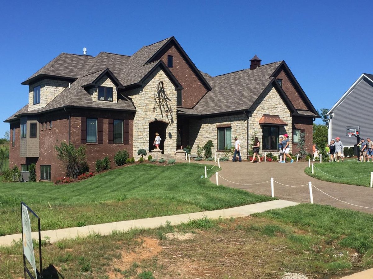 homearama's tweet photo. It's a gorgeous day, so head out to Poplar Woods! This is the last weekend of #Homearama2017, so don't miss your chance to see these homes! https://t.co/qisNXURl6A