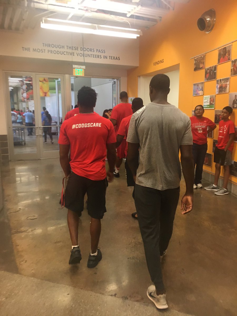 ThisNelly's tweet photo. Thank you for having us this morning @HoustonFoodBank! #CoogsCare https://t.co/Jl82r7fZnw