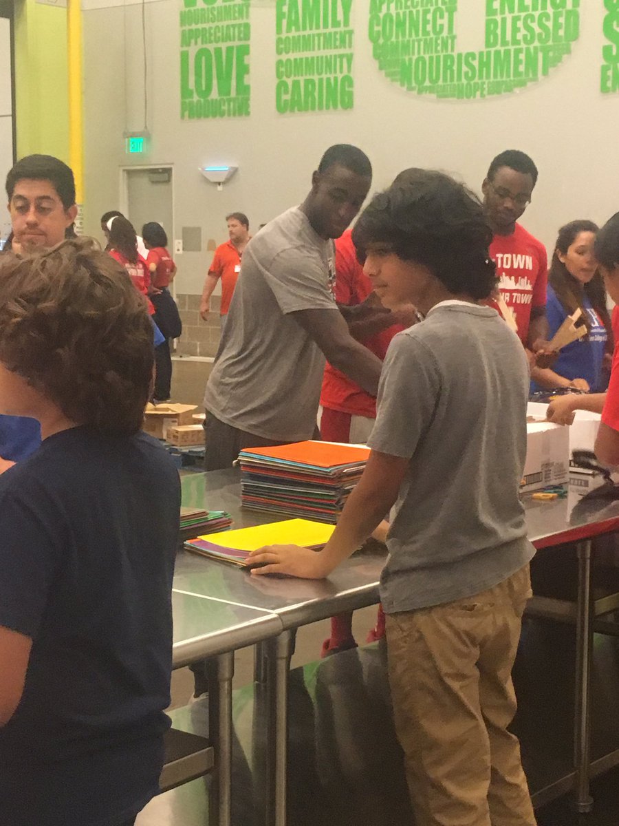 ThisNelly's tweet photo. Thank you for having us this morning @HoustonFoodBank! #CoogsCare https://t.co/Jl82r7fZnw