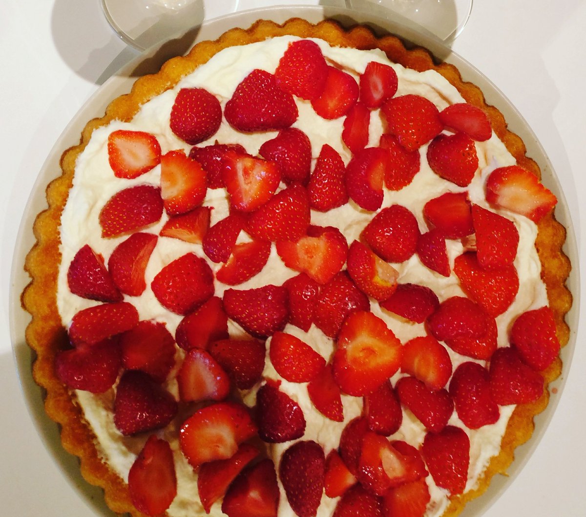 maijalukkari's tweet photo. Viikonlopun kruunaa ystävän tekemä helppo mansikkakakku #kmenu torttupohjaan 👌 https://t.co/W3QLUnZPWw