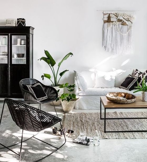 carmencook88's tweet photo. THESE chairs THAT wallhanging #swoonworthy #interiorsinspo https://t.co/0r6NJU8pGZ