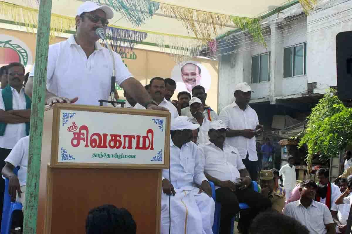 vikatan's tweet photo. மணல் கொள்ளையில் ஈடுபடும் அமைச்சர் எம்.ஆர்.விஜயபாஸ்கர்? அன்புமணி ராமதாஸ் அதிரடி #TnPolitics #AnbumaniRamadoss https://t.co/7SW5fc9Omi https://t.co/0mI0fFLzEK
