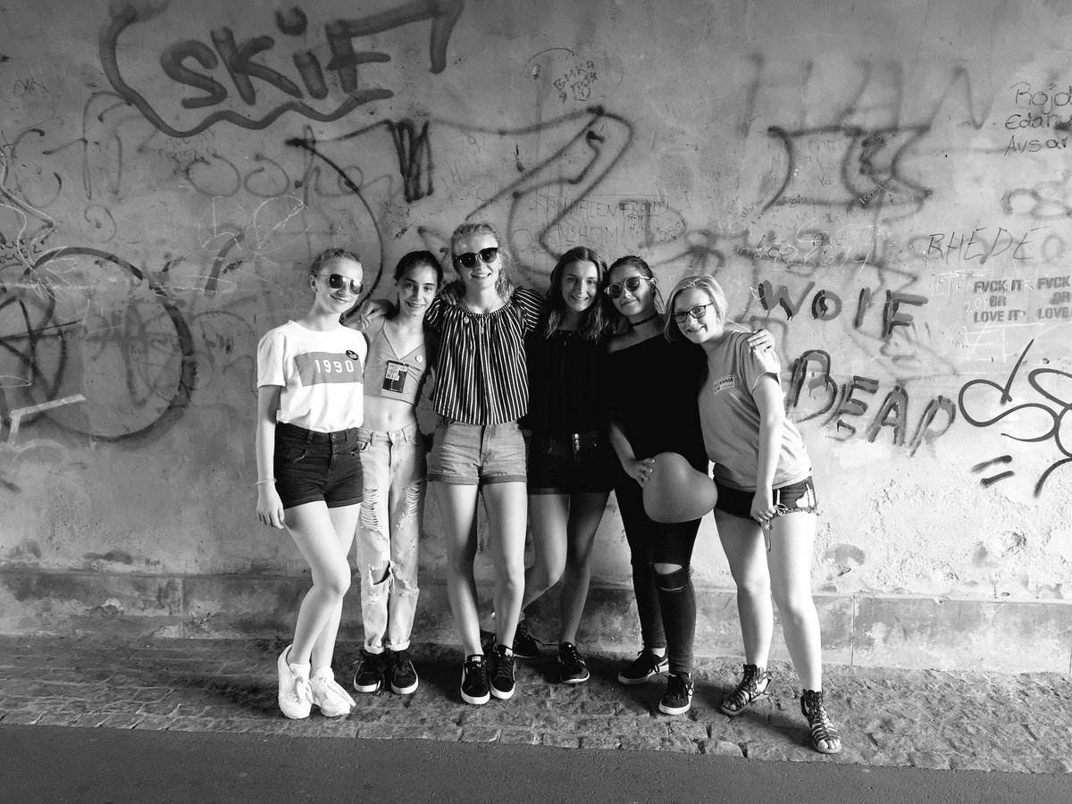 katherineb266's tweet photo. On tour-having an amazing time posing in front of graffiti😂 🇩🇪#germany https://t.co/xkFILPA97m