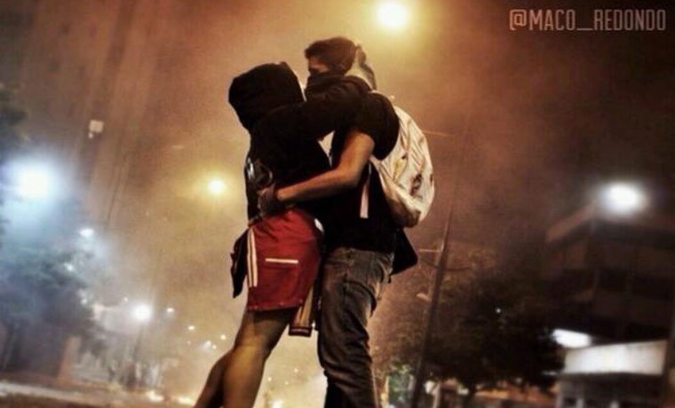 CaraotaDigital's tweet photo. Amor en tiempos de resistencia: Así le pidieron matrimonio a una manifestante https://t.co/1pQhVlsc0k https://t.co/NSAuVJL5Vb