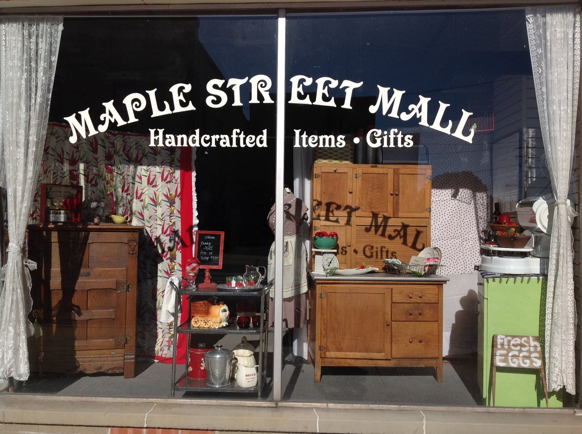 maplestreetmall's tweet photo. New look in the Jefferson St window!  #vintagekitchen, #suchtalentedvendors, #onthecourthousesquare, #ilovemyjob https://t.co/9DcD972T8O