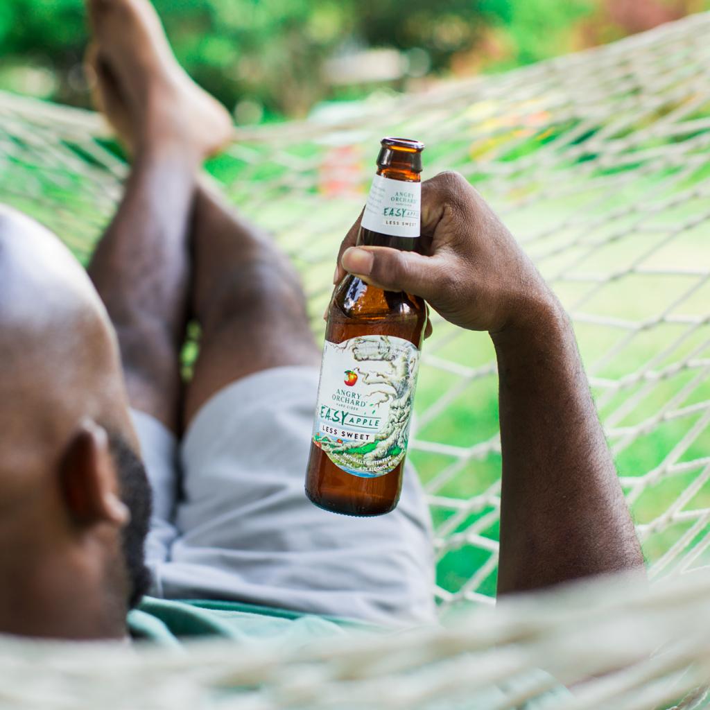 AngryOrchard's tweet photo. Kick off your shoes and enjoy the easy life. #EasyApple #BranchOut https://t.co/RDQvPS9rMh