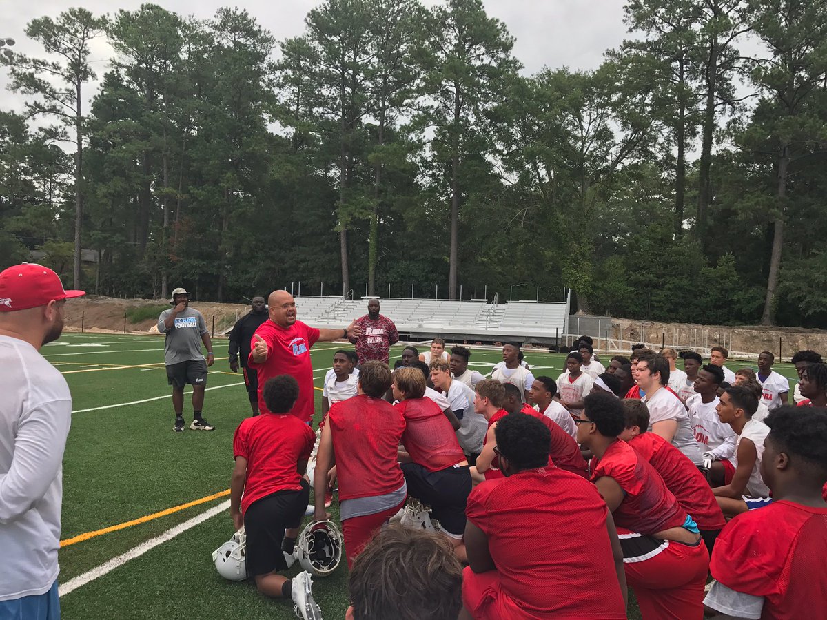 CoachDrafts's tweet photo. Awesome 2 have such great men speak to our team. These guys are Flora through &amp; through! #Tradition @ChrisLeevy @jdenzel66 @ACFloraFootball https://t.co/tpi8K8Ktme
