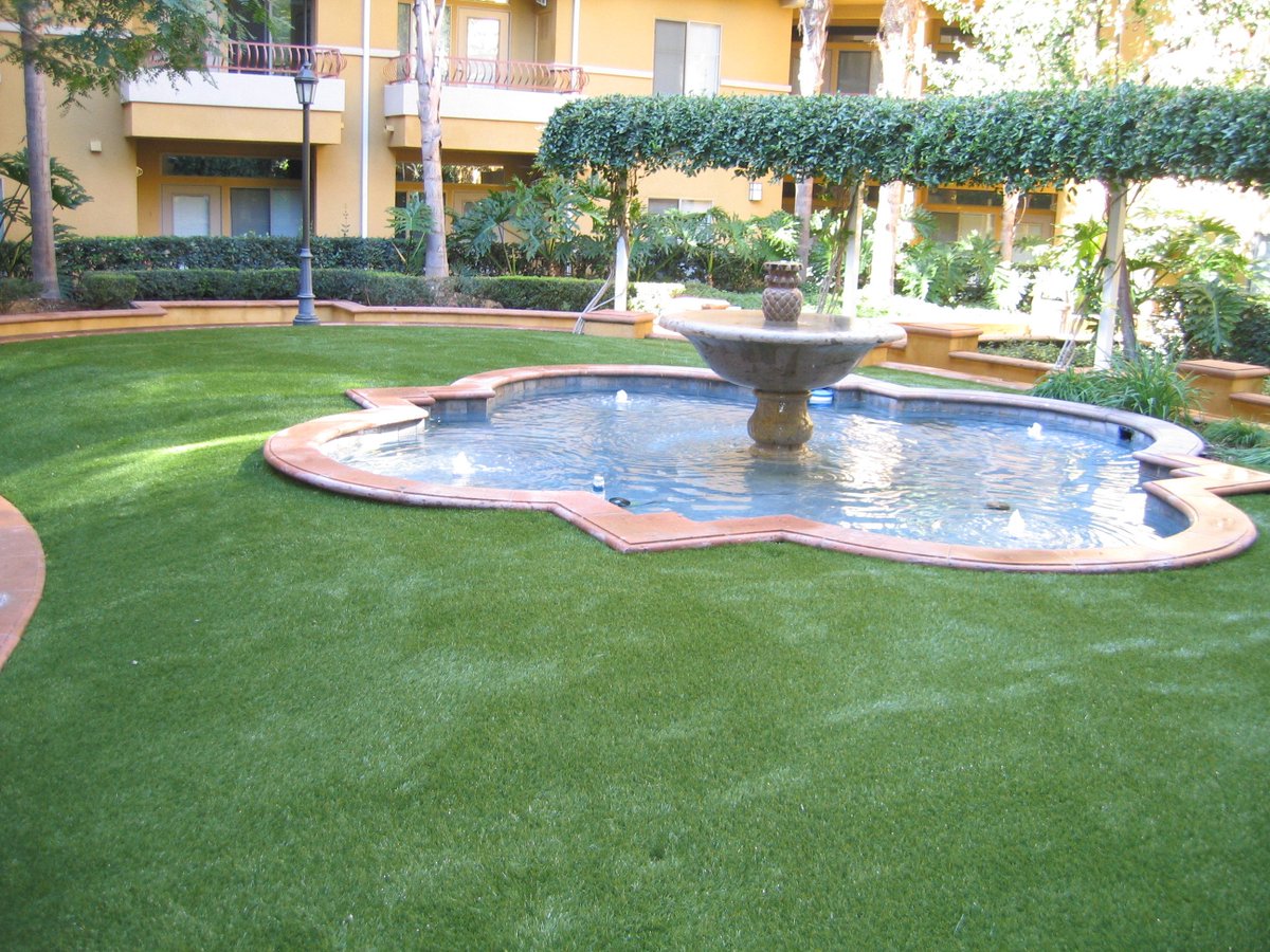 SGWCorp's tweet photo. Installing #artificialgrass in #apartmentcomplexes can be a green, cost efficient solution for your residents! https://t.co/iN4FpUos5N https://t.co/Znf5olQtCH