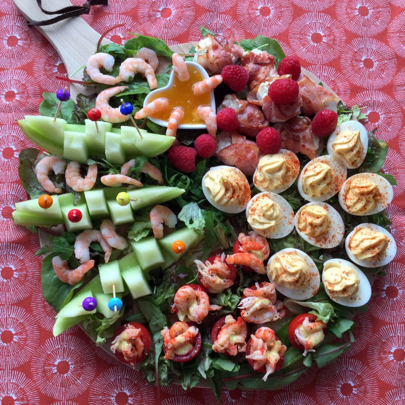 TapasMargarita's tweet photo. Borrelen met een gevuld eitje is niet alleen retro maar samen mét dit lekkers op de borrelplank ook weer juist hip!⠀
#hapjesplank #hapjes https://t.co/FVc2VfF4wh