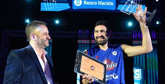CaroKristal's tweet photo. El eterno #LeoGutiérrez se despide y el básquet argentino le rinde homenaje 🙏🏀🌟⛹🏻❤️ #MplusM https://t.co/wqBuSPCkR4