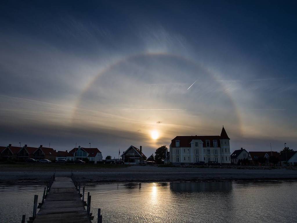 magnusak's tweet photo. A 22° halo from ice crystals in the atmosphere, if I'm not completely mistaken.
#denmark 🇩🇰 #hejlsminde #kolding https://t.co/Jwq6KYt0p3 https://t.co/0sHq7St1sJ