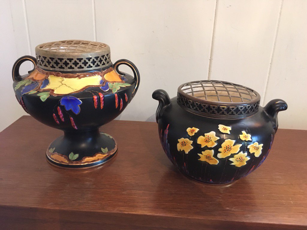 SharieMulkewich's tweet photo. Pretty darned pleased with today's #garageSale find! #artdeco #falconware #frog#vase #vintage https://t.co/VCrGgZuQi9