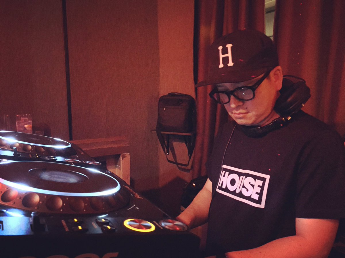 mixmaster_funk's tweet photo. あの頃を思い出す選曲😊
DJ TERRA ナイスプレイ♪
mdm @maroon
#backtothehouse #housemusic #defected #djterra #mdm https://t.co/Jn2RqtGfUd