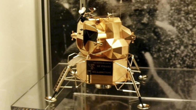Solid-gold replica of lunar space module stolen from Neil Armstrong museum in Ohio trib.in/2hbvqFH