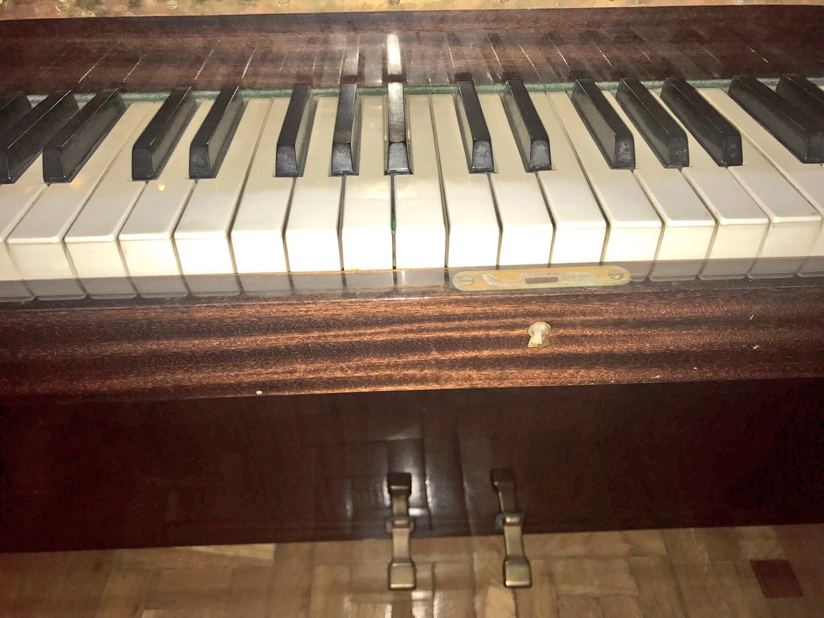 SastrePaco's tweet photo. Ocasión !!! Vendo piano de pared #RONISCH en #Madrid 6ºPiso ...Impecable 👍 https://t.co/i6iZunJiGq 1000€ #LucieSilvas lo toca muy bien !! https://t.co/l0v6oB8VU2