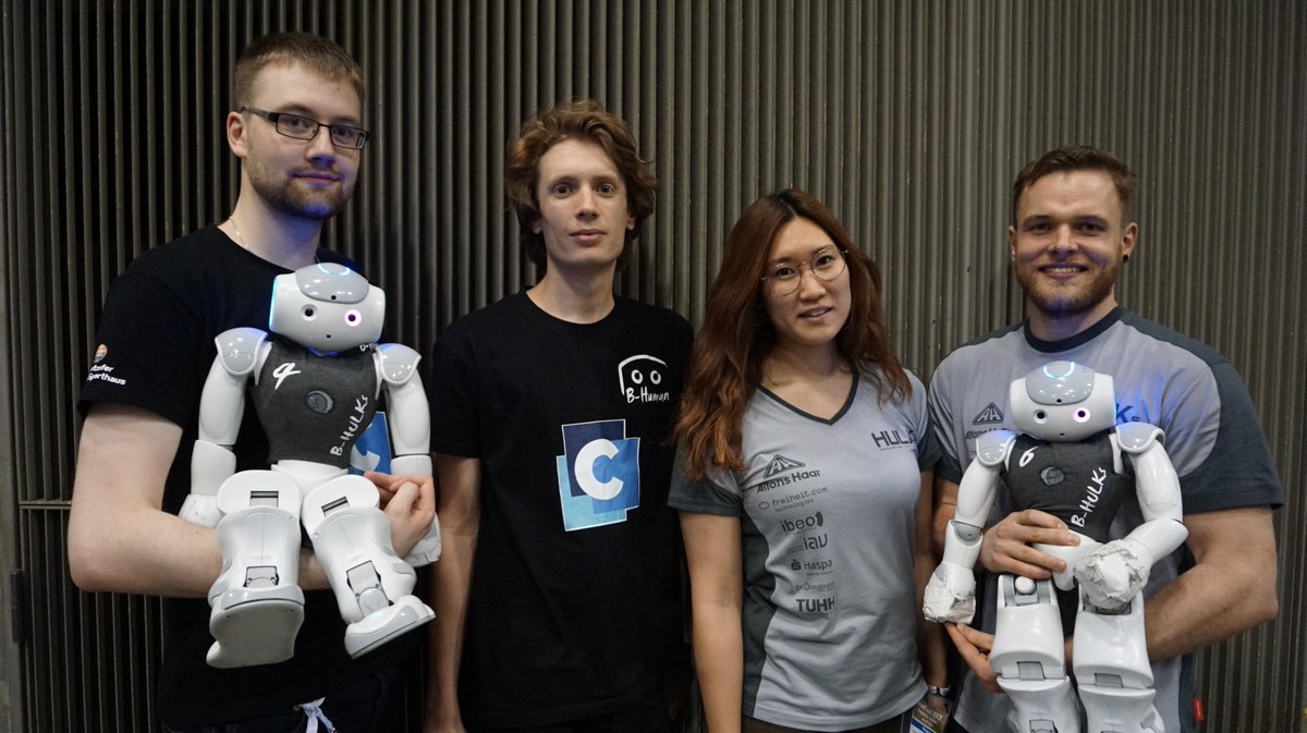 Team_HULKs's tweet photo. Gemeinsam mit @pennybhuman treten wir bei der Mixed Team Challenge beim #robocup2017 an. Bisher haben wir ausnahmslos alle Spiele gewonnen. https://t.co/WwrXOP0qIt