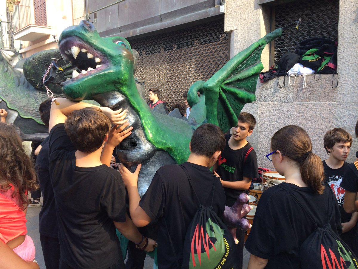 lessantesmataro's tweet photo. Petits i grans ja proven les figures institucionals a la plaça de l'Ajuntament. Vine a viure aquesta sensació a l'#Enfigurat de #lessantes https://t.co/UDX94MBPaa