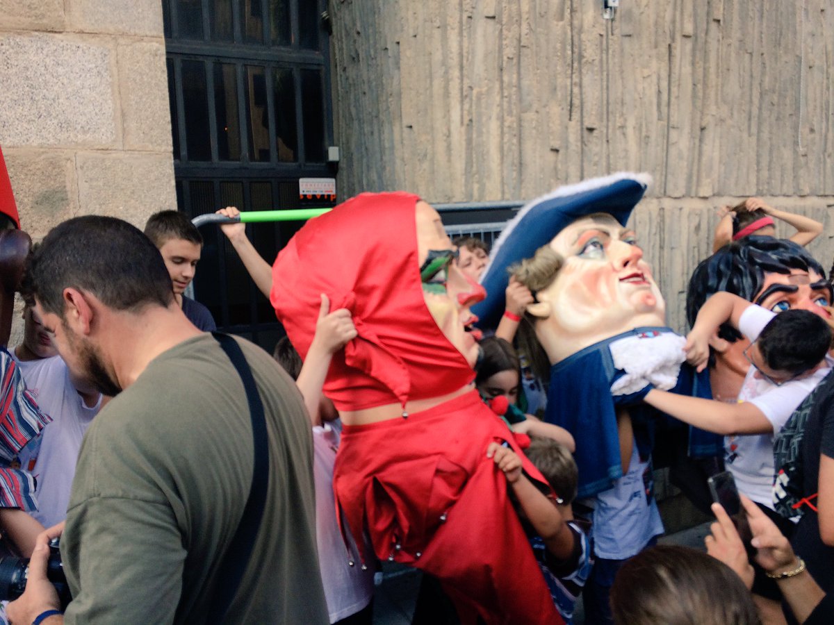 lessantesmataro's tweet photo. Petits i grans ja proven les figures institucionals a la plaça de l'Ajuntament. Vine a viure aquesta sensació a l'#Enfigurat de #lessantes https://t.co/UDX94MBPaa
