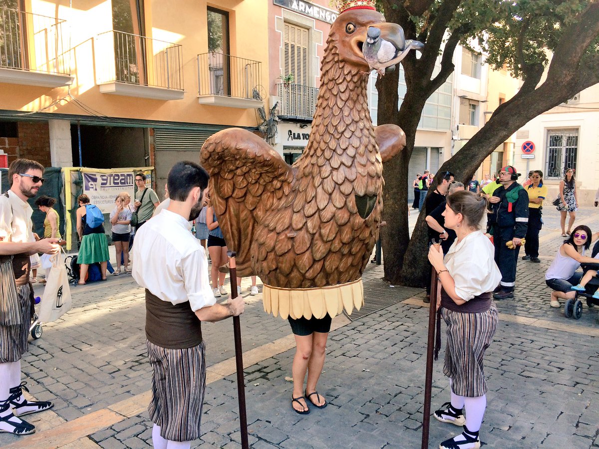 lessantesmataro's tweet photo. Petits i grans ja proven les figures institucionals a la plaça de l'Ajuntament. Vine a viure aquesta sensació a l'#Enfigurat de #lessantes https://t.co/UDX94MBPaa