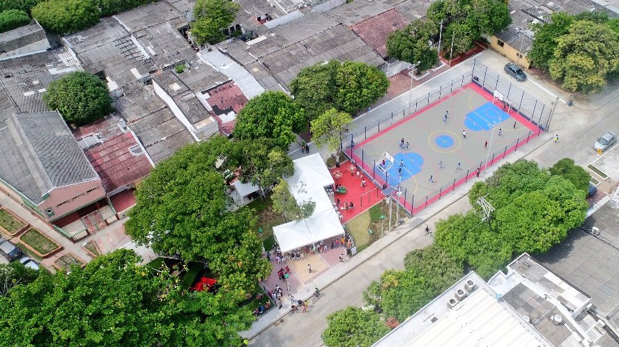 AlejandroChar's tweet photo. ¡Qué alegría Barranquilla!, hoy regresan las inauguraciones de #TodosAlParque. Llegamos al barrio El Carmen, para entregar el 'Cristo Rey'. https://t.co/Tfp4hYaWue