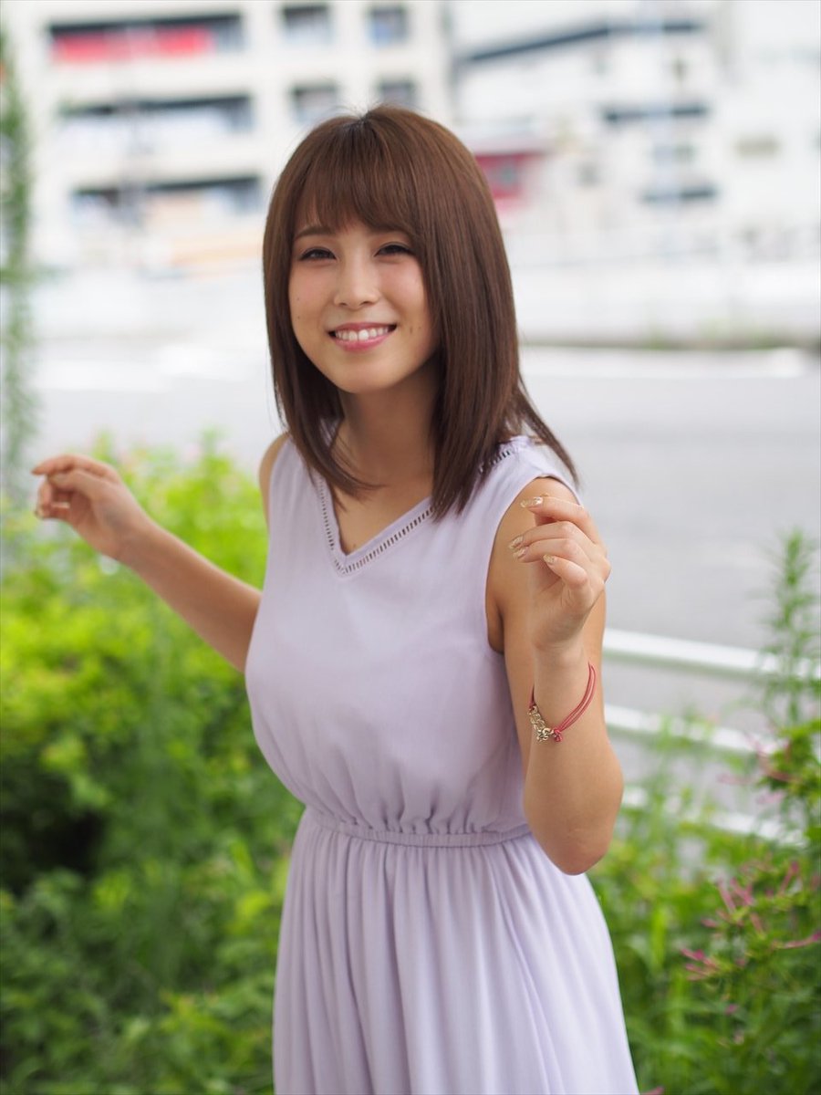 街中　美女  / X