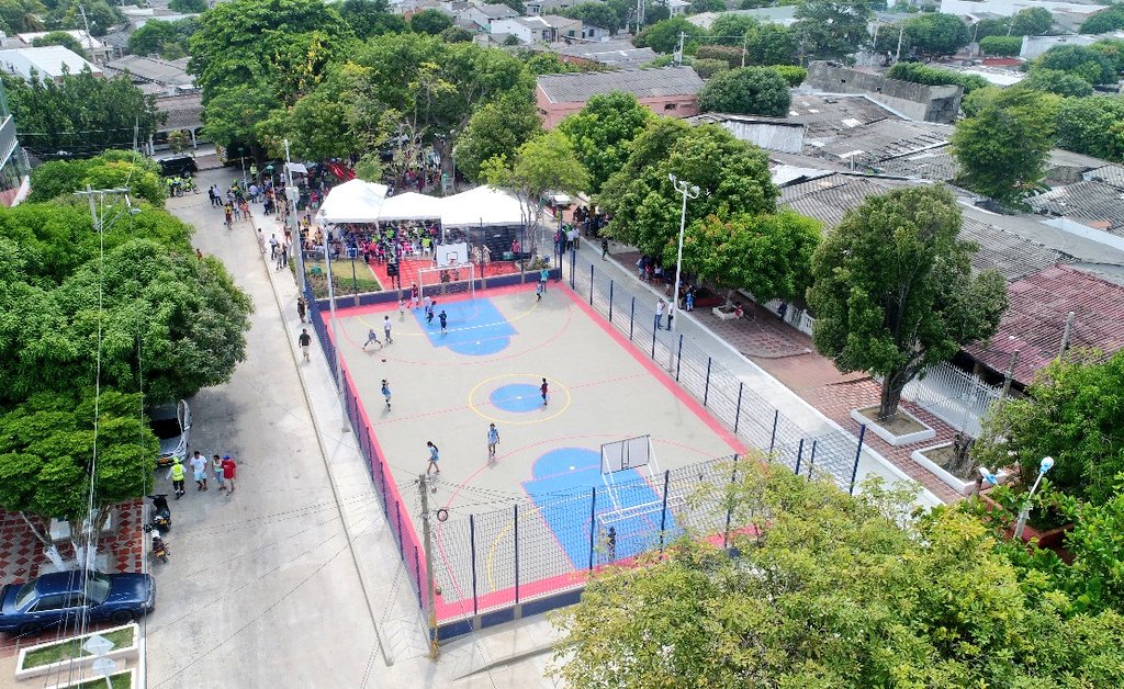 AlejandroChar's tweet photo. ¡Qué alegría Barranquilla!, hoy regresan las inauguraciones de #TodosAlParque. Llegamos al barrio El Carmen, para entregar el 'Cristo Rey'. https://t.co/Tfp4hYaWue