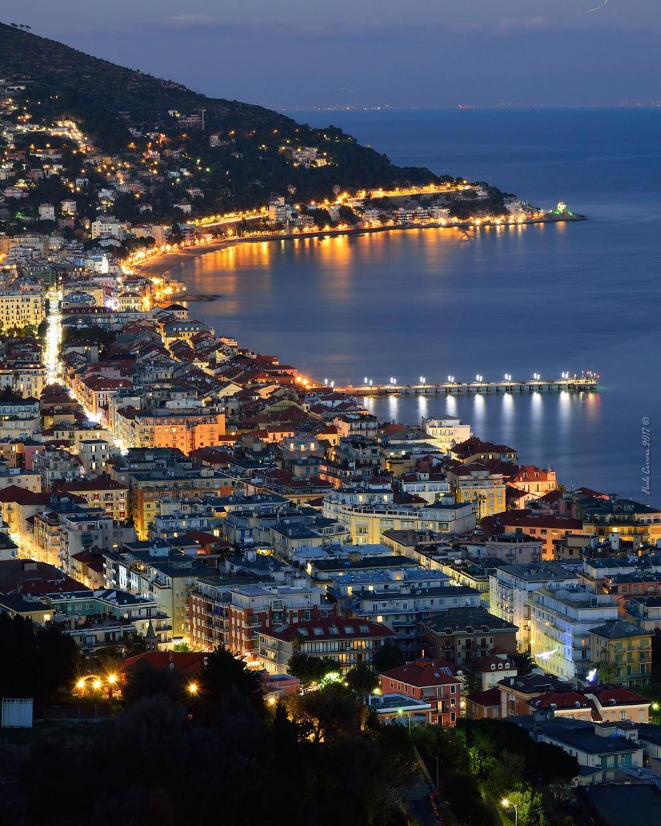 Una bellissima foto di #Alassio by night

Foto ©: bit.ly/2uiSo2v

#Liguria