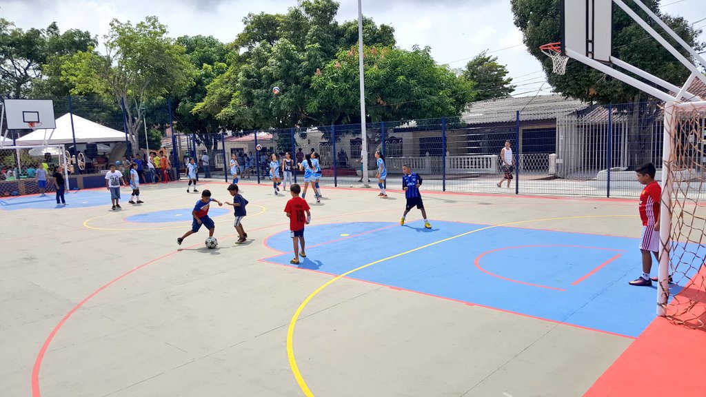 AlejandroChar's tweet photo. @albertosalah @ADI_BQUILLA El Cristo Rey cuenta con cancha múltiple, zona de juegos infantiles, gimnasios biosaludables, paisajismo recuperado e iluminación LED. https://t.co/sd5RFfiV2t