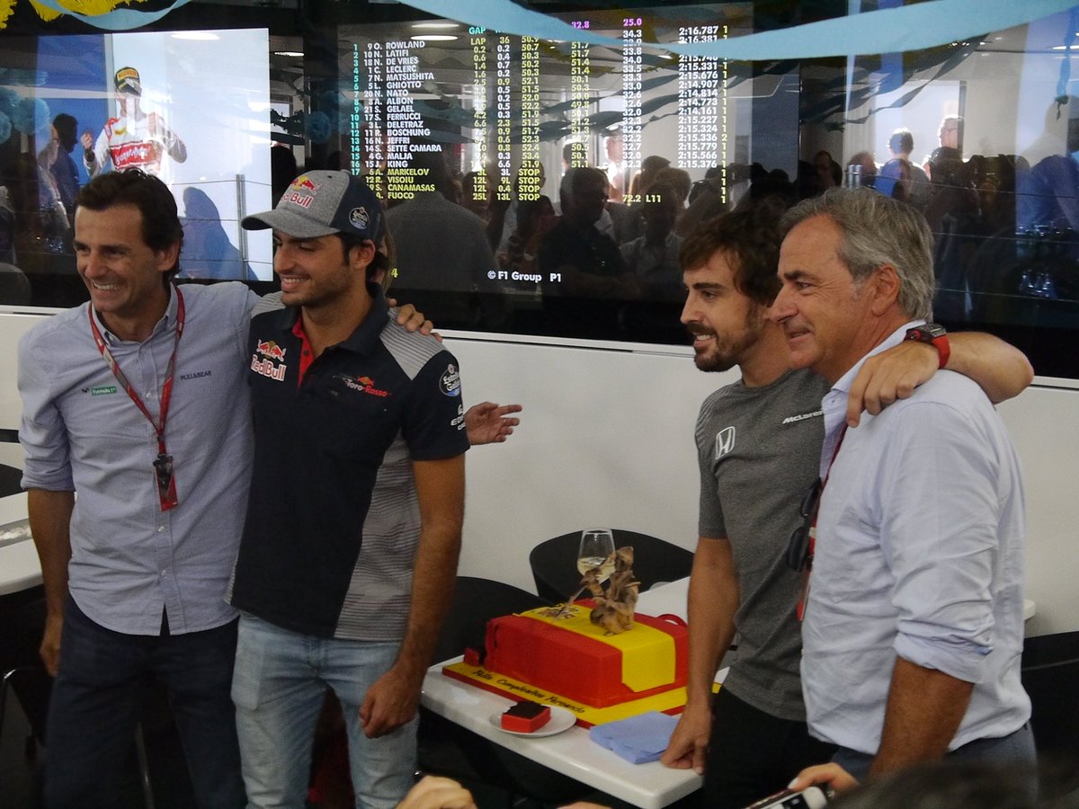 MFranco_oficial's tweet photo. Cuanto talento en esta foto...
@PedrodelaRosa1 @Carlossainz55 @alo_oficial y @CSainz_oficial https://t.co/gMr5AzX459