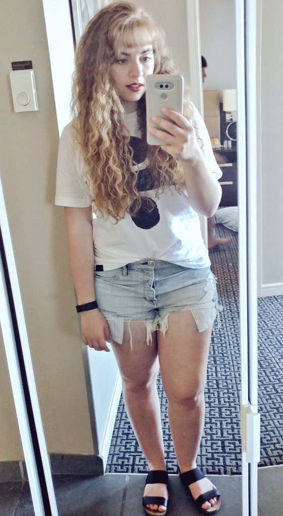 halebugs's tweet photo. So you can fit me inside the pocket of your ripped jeans ๐ถ #postconcertfeels https://t.co/5GTmQUk5nZ